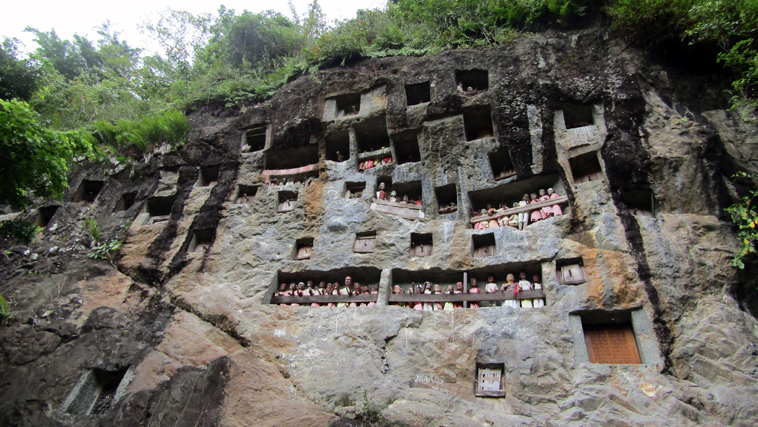 Kubur Batu Lemo di Toraja