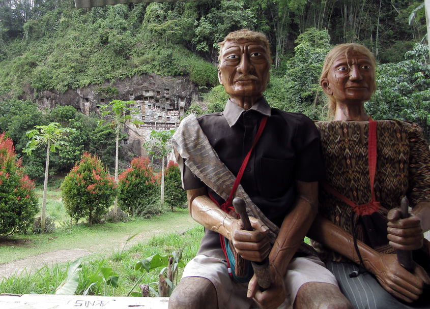 Boneka Kayu Toraja di Lemo