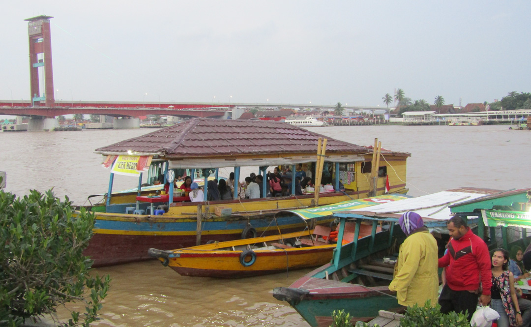 Warung Apung Sungai Musi Palembang